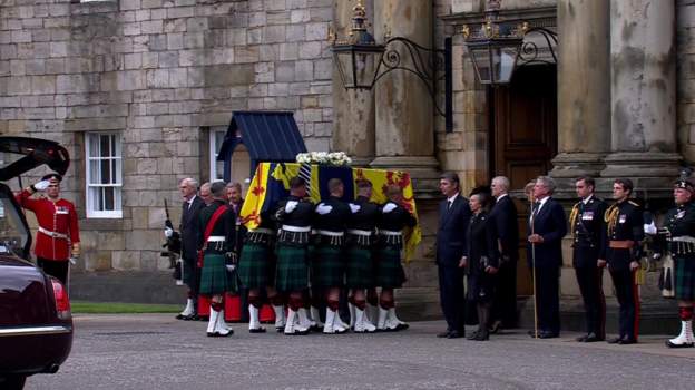 Trupi i Mbretëreshës mbërrin në Edinburgh mbreteresha edinburg