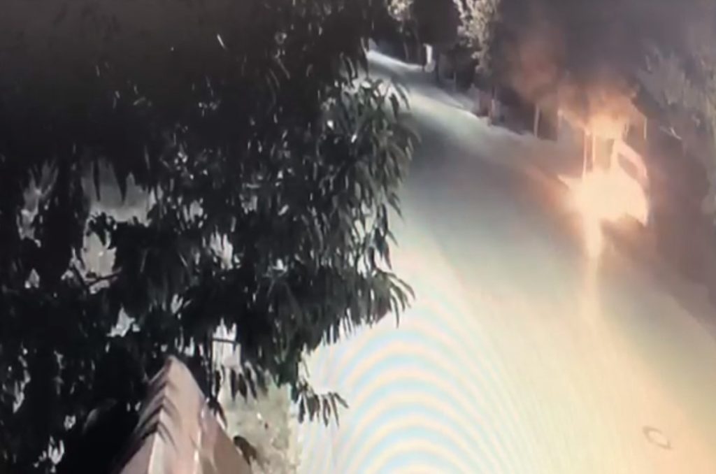 Momenti kur i vihet flaka furgonit në Korçë (Video) momenti