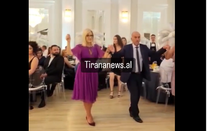 VIDEO / Martohet djali i kryebashkiakut të Kamzës, Rakip Suli ia merr valles bashkë me Nikollën, Ballën, Manjën nikolla