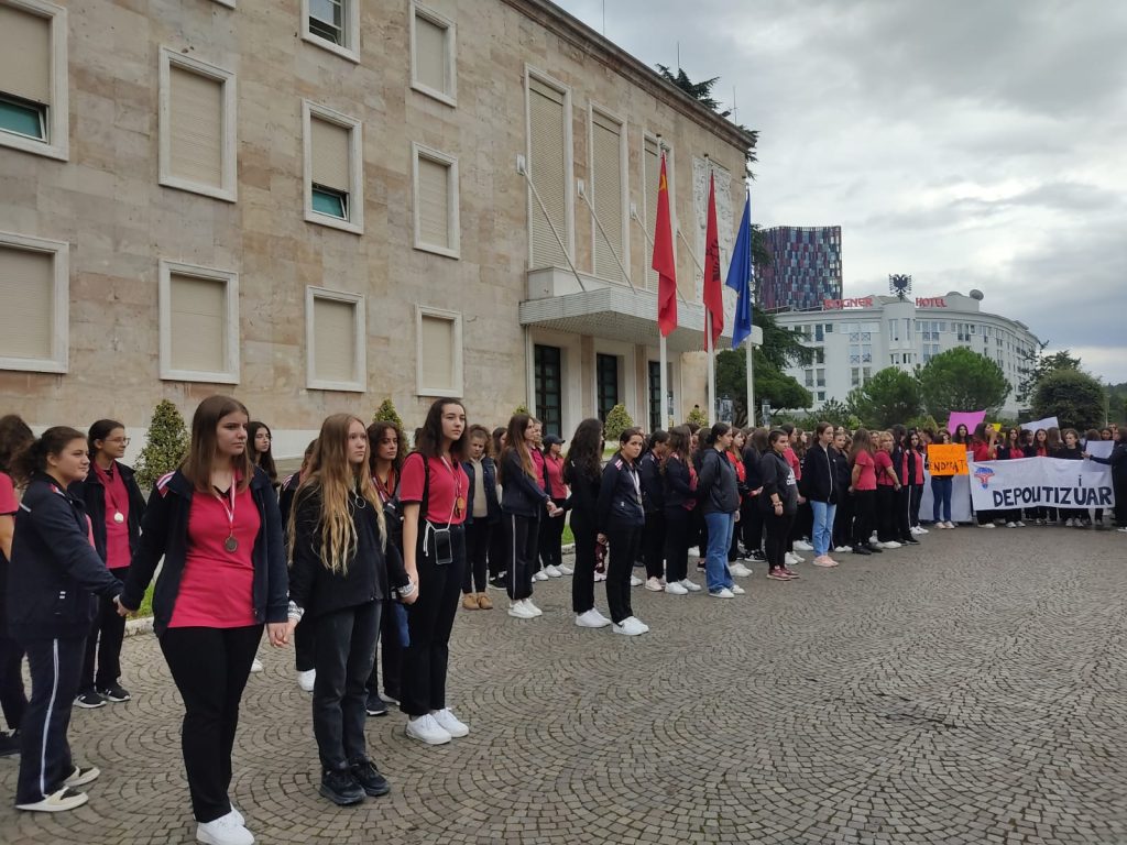 Vajzat e "Mehmet Akif", sfidojnë edhe PD-në 3 proteste ne km nxeneset e mehmet akif 4