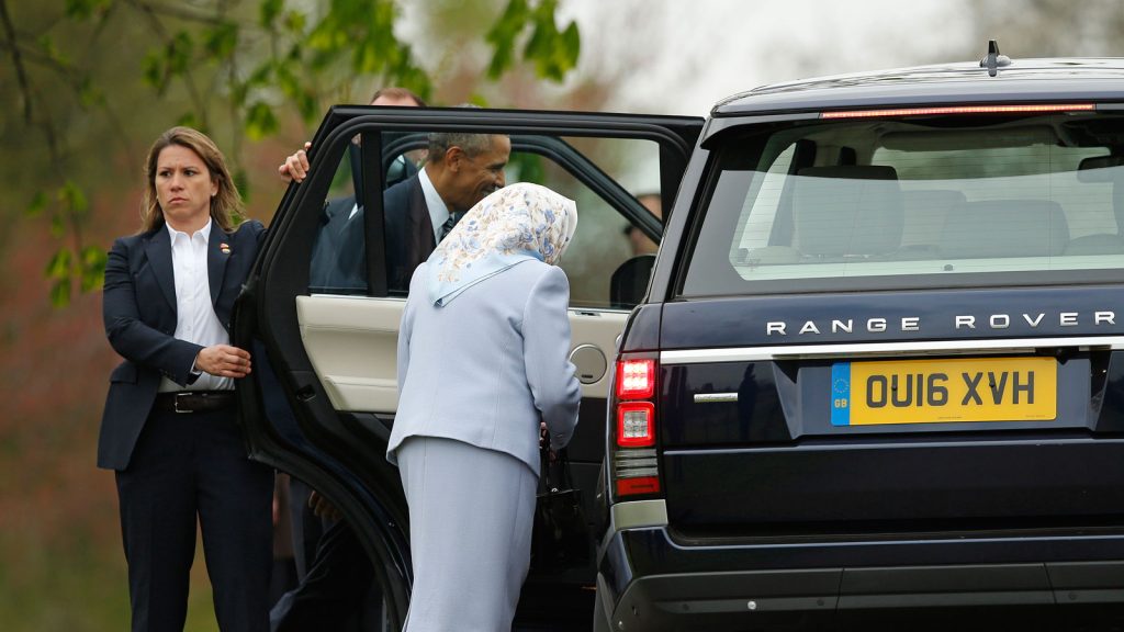 FOTO/ Mbretëresha Elizabeth II e fiksuar pas makinave 1 royal family cars range rover queen2