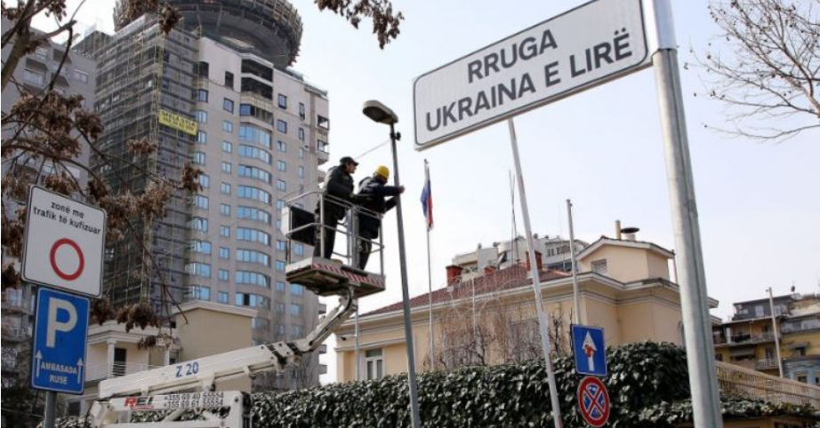 Qeveria shqiptare emërtoi rrugën përballë saj “Ukraina e Lirë”, BIRN: Ambasada ruse në Tiranë ndërron adresë ukraina 1
