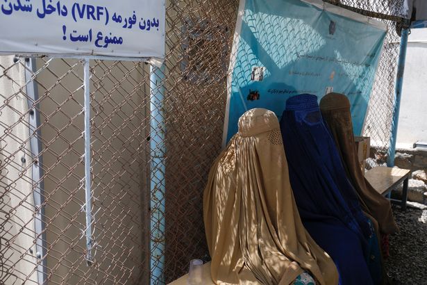 Dashuria e pamundur: Burrin e vrasin talebanët, gruan e dënojnë me vdekje 0 Cash aid for displaced people in Kabul