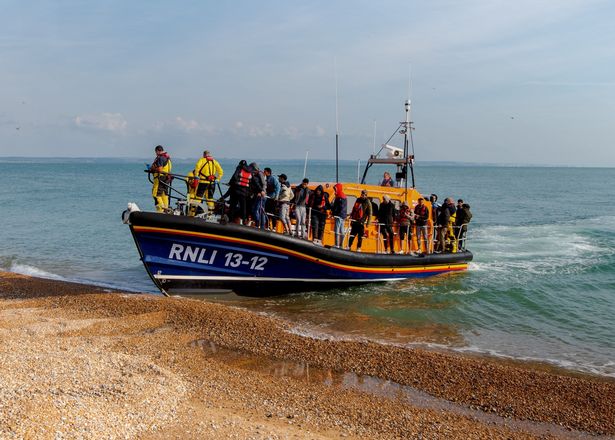 Britania jep lajmin e keq për emigrantët shqiptarë, sekretarja Braverman: Po abuzojnë… 0 Migrants crossing Channel by September 2022 more than 2021 total Dungeness Uk 22 Sep 2022