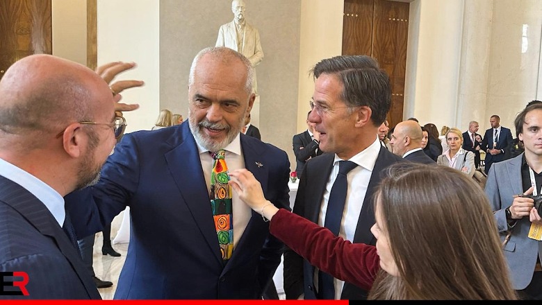 Veshja e Ramës ngjall interesin e Komunitetit Politik Europian, kryeministrja e Islandës ‘nuk ia heq sytë’ kravatës 1665167614 3112287436481747433448575716189192682225768n1