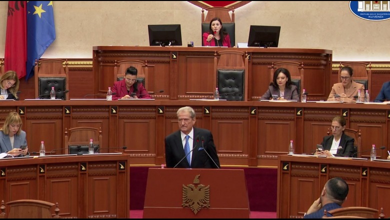 FOTO/Nuk i japin fjalën në Kuvend! Sali Berisha ''zapton'' foltoren, deputetët ngrihen në këmbë 1 1666255629 Screenshot1