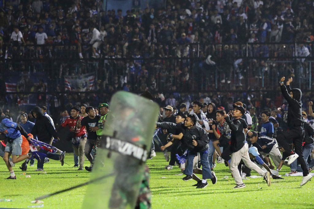 Tragjedia në stadium, 3 shkaqet që shkaktuan vdekjen e 174 tifozëve 221001204313 05 indonesia football stampede intl hnk