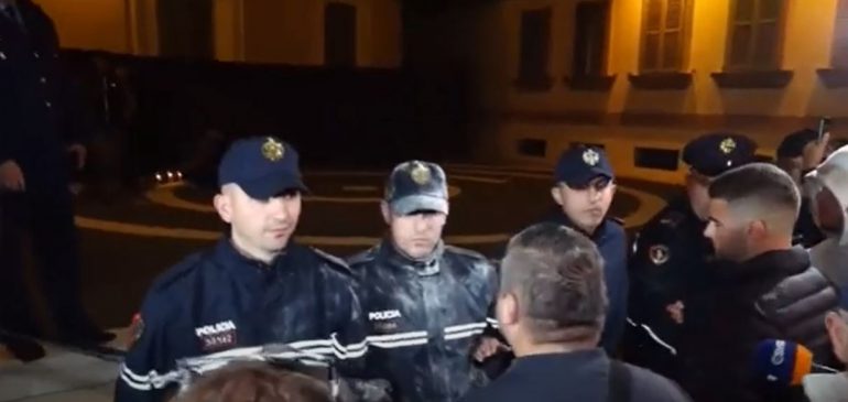 Protesta pas vdekjes së 32-vjeçarit, qytetarët hedhin domate e miell mbi uniformat e policëve 45457878787 770x365 1