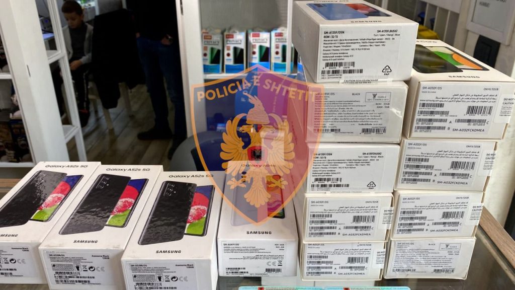 Policia sekuestron 21 celularë në Rrugën e Durrësit 45936517 e642 42aa bd45 4c41fc647829