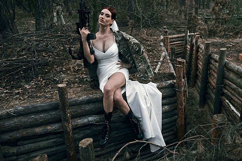 Nuse me kallashnikov në dorë, dasëm në luftë 63530581 11321755 Shotgun wedding Evhenia Emerald pictured gripping her gun marrie a 1 1665990452995