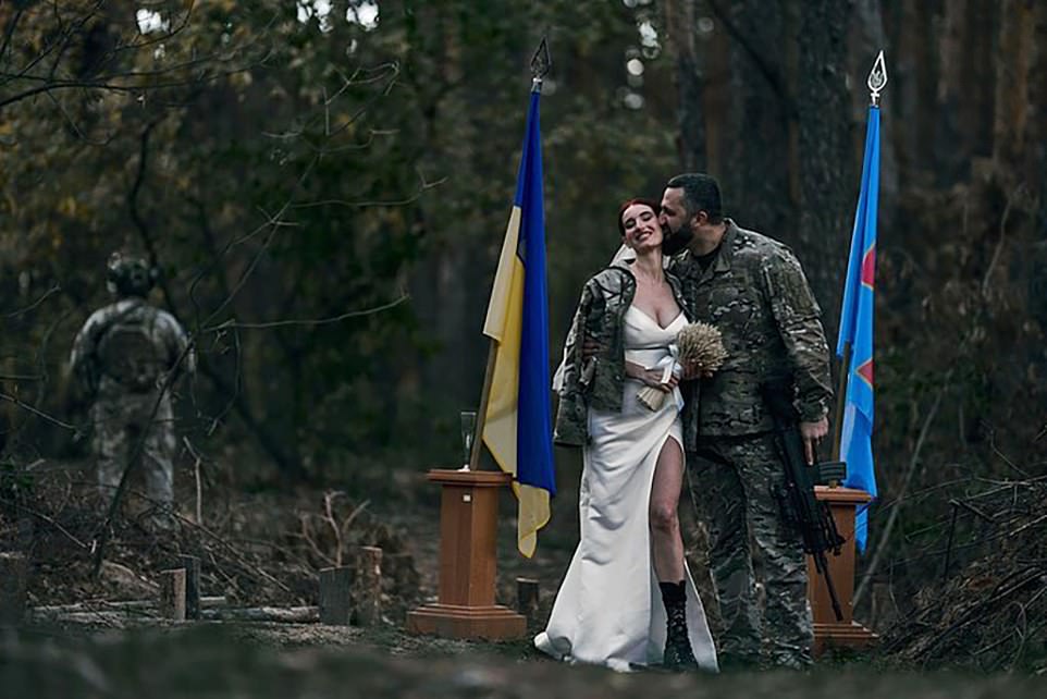 Nuse me kallashnikov në dorë, dasëm në luftë 1 63530585 11321755 Guns at the ready The sniper married Evheniy Stypaniuk pictured a 2 1665990453000