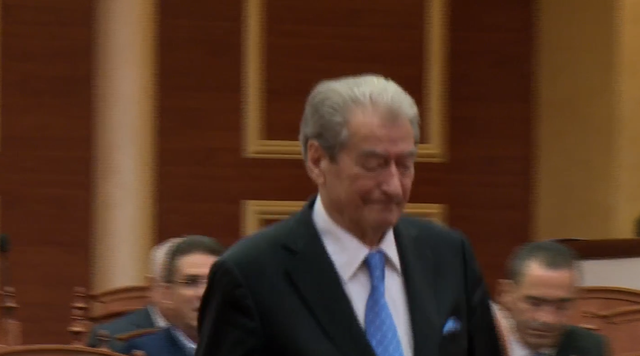 FOTO/Nuk i japin fjalën në Kuvend! Sali Berisha ”zapton” foltoren, deputetët ngrihen në këmbë 640 0 1666255580xgrvf 567