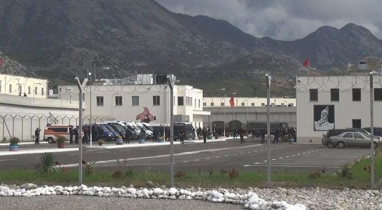 Fshehu në atlete drogën që t’ia çonte djalit në burg, arrestohet 58-vjeçari 800 0 burgu i recit e1641982255760 752x414 1
