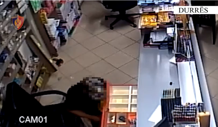 Kapet hajduti në Durrës, vidhte para, paketa cigaresh dhe ushqime 8F2AE68D FF3F 4B2C 89AD EC0FF937AEF0
