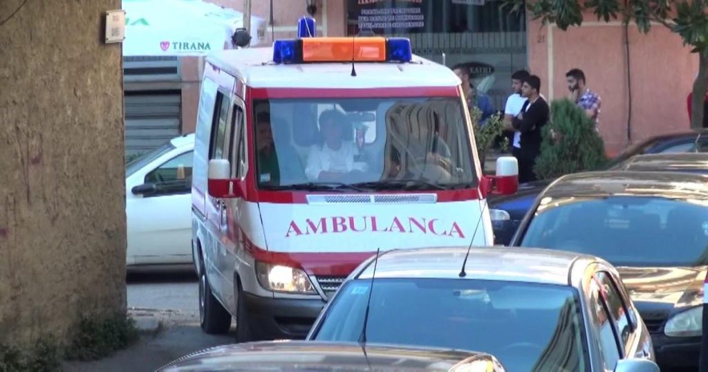 Aksident i rëndë/ Makina përplas fëmijën në Elbasan, banorët dhunojnë shoferin 9ll