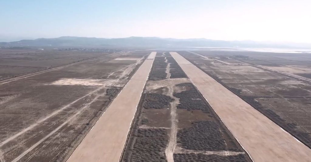VIDEO/ Rama jep lajmin: Ka përfunduar shtresa e parë të pistës së aeroportit të Vlorës Capture 116