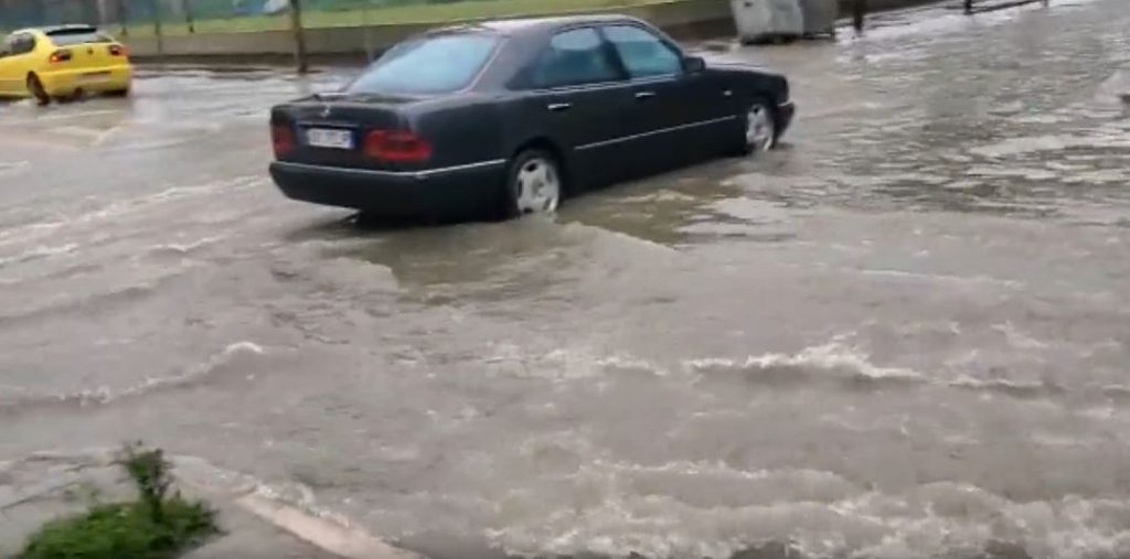 VIDEO/ Moti i keq, Durrësi zgjohet i përmbytur Capture 41