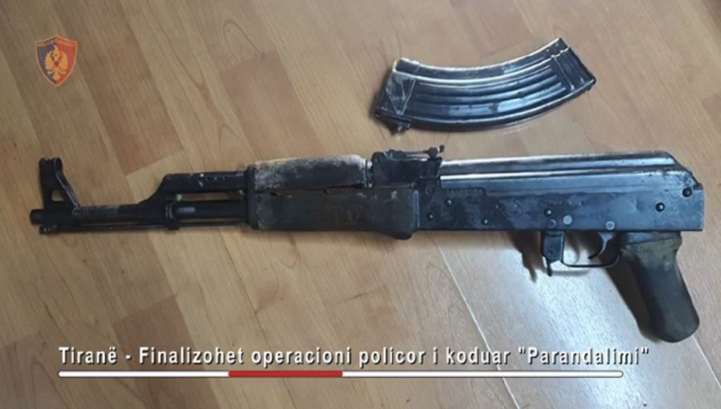 Vjedhja në Kamzë, dy personat qarkullonin me armë zjarri Capture 6