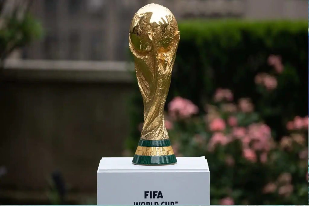 Trofeu i Kupës së Botës në tokën e Maradonës FIFA World Cup largest Kochi.