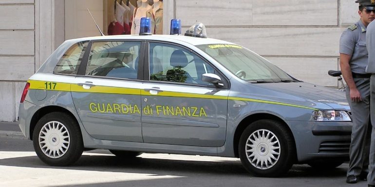 “Made in Italy” në fasoneri shqiptare, shkatërrohet skema e mashtrimit me këpucët ‘false’ me vlerë 20 mln euro Guardia di finanza auto 770x385 1