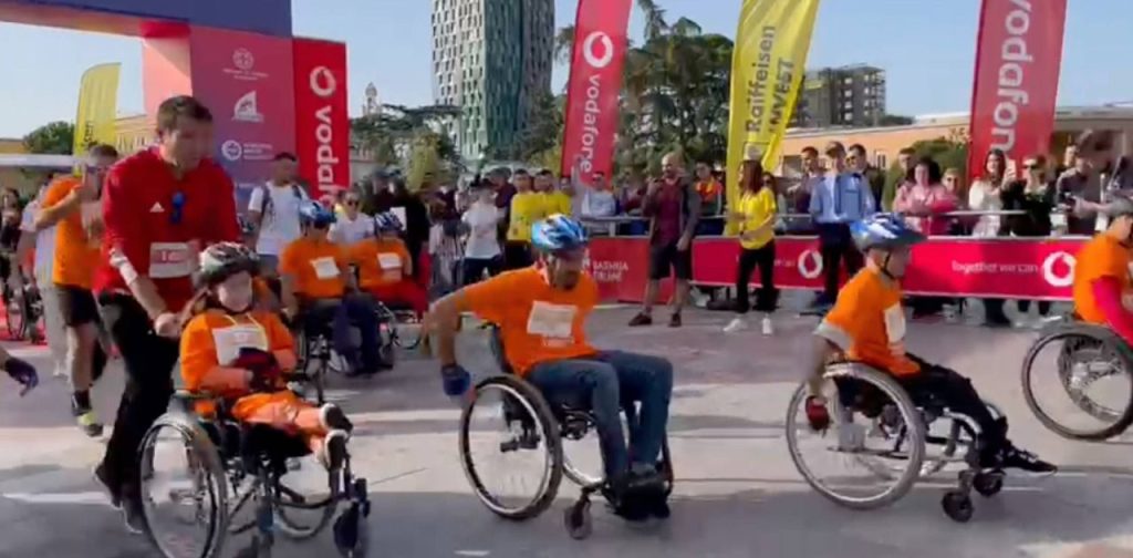 VIDEO/ Maratona e Tiranës, Veliaj i bashkohet kauzës së personave me aftësi ndryshe WhatsApp Image 2022 10 23 at 10.01.45 AM