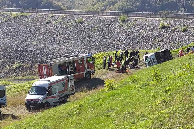 Përmbyset autobusi me pasagjerë, një viktimë dhe 17 të plagosur aksidenti serbi