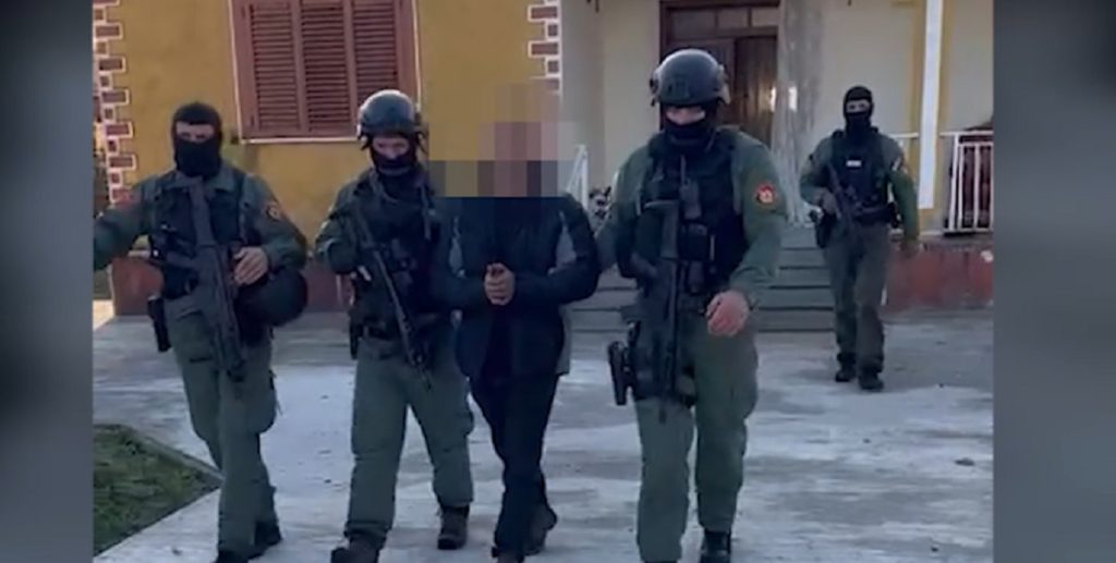 RENEA shkon për ta arrestuar, 49-vjeçari i rrezikshëm qëllon me armë ndaj policisë (Video) arrestim shkoder 1