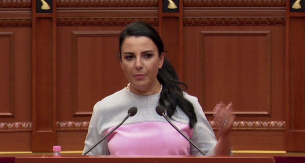 Heqja e fashës 800 kWh/ Balluku ironizon opozitën: Na vjen keq që ju prishëm planet për protesta ball