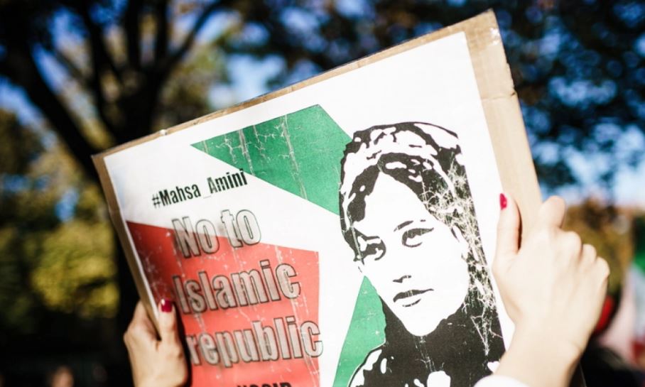 Kaos në protestën e zhvilluar para ambasadës iraniane në Berlin, tre të plagosur berlin