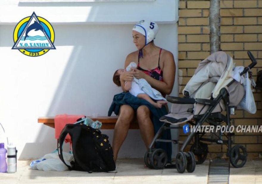 Ushqeu beben gjatë pushimit të ndeshjes, fotoja e notares greke bëhet virale chania polo moro 1