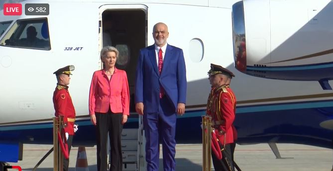 Presidentja e Komisionit Evropian mbërrin në Shqipëri, Rama e pret me ceremoni zyrtare edi rama ursula