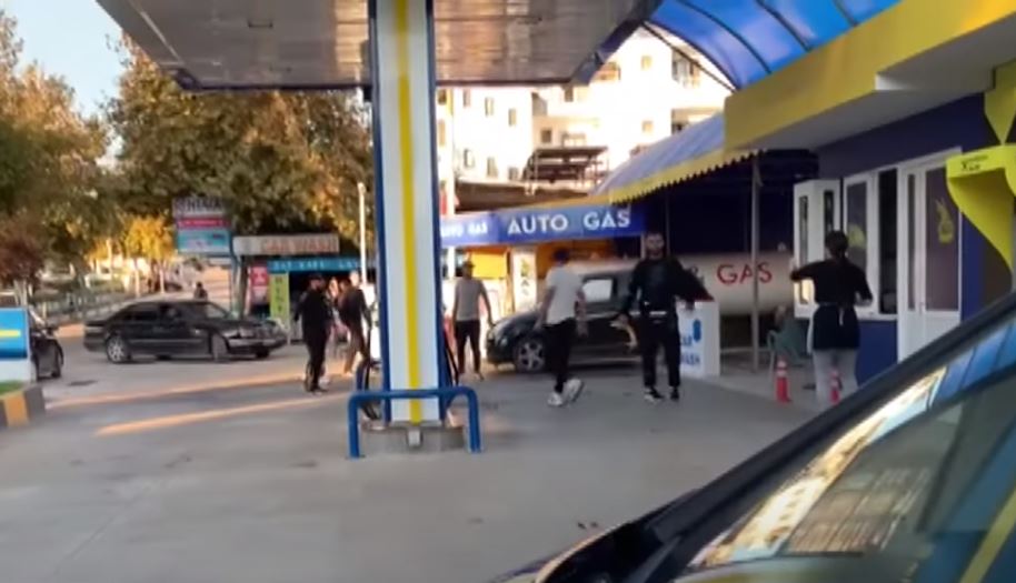 FOTOT / Sulm huligan me shkopa dhe leva ndaj punonjësve të një pike karburanti në Ksamil erwuf9e8fe