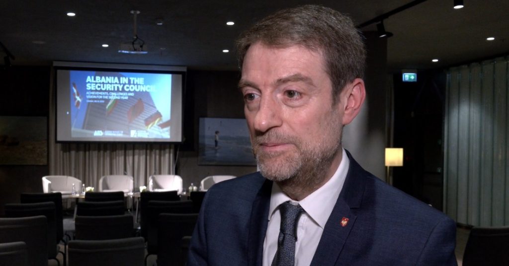 “Mu ngritën qimet ”, ambasadori Hoxha rrëfen çfarë ndodhi kur Rusia nisi sulmin mbi Ukrainë hoxha e1665768368382
