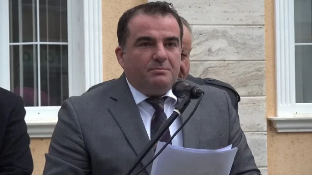 Isa Sakja zyrtarizon kandidaturën, futet në garë për Bashkinë e Kavajës isa sakja