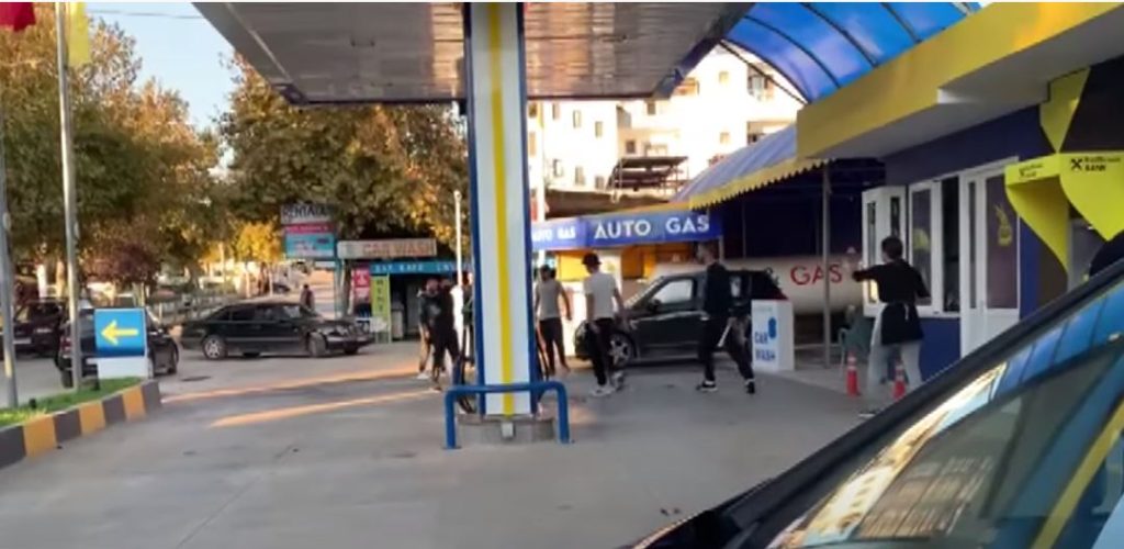 FOTOT / Sulm huligan me shkopa dhe leva ndaj punonjësve të një pike karburanti në Ksamil 2 karb