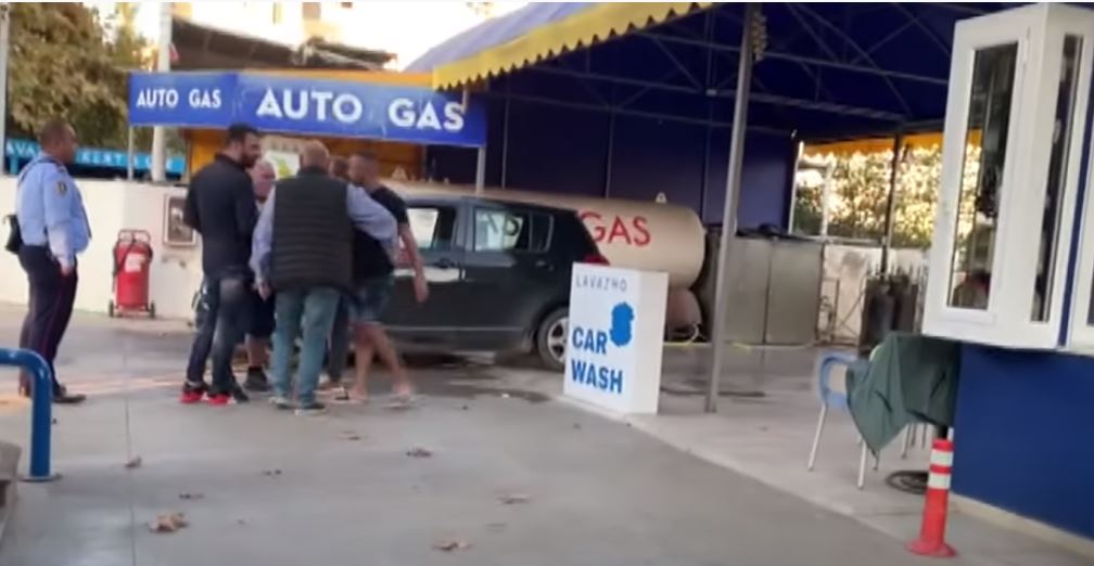 FOTOT / Sulm huligan me shkopa dhe leva ndaj punonjësve të një pike karburanti në Ksamil 1 perl