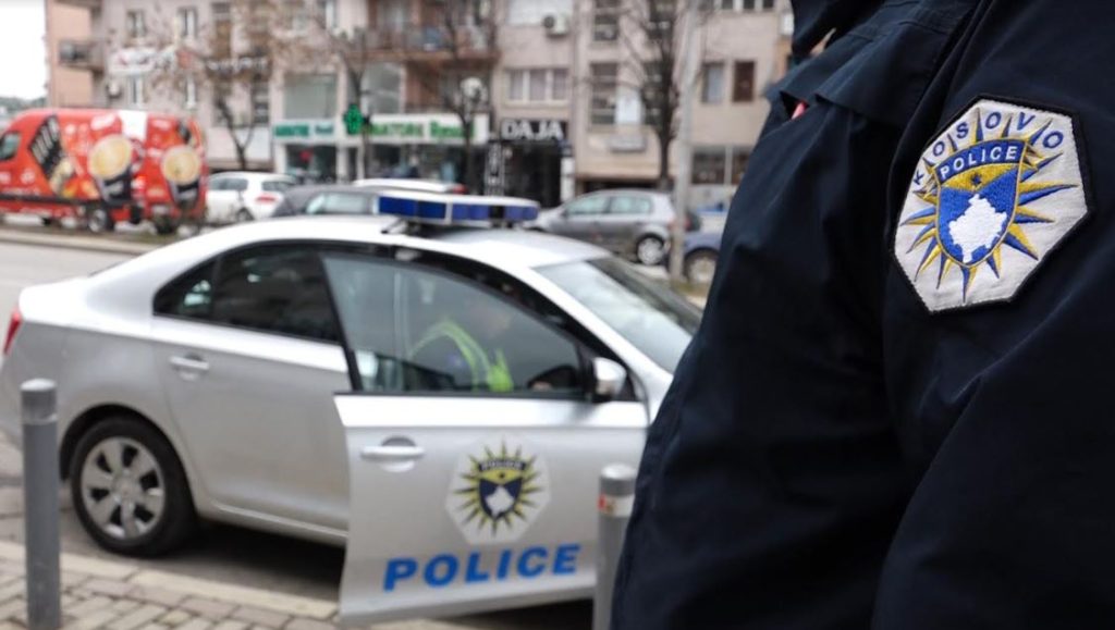Të shtëna me armë pranë Ministrisë së Tregtisë në Kosovë policia trafik 1