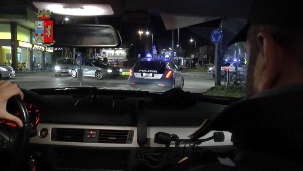 Tranvestitët vjedhin dhe plagosin shqiptarin polizia notte 1024x580 1