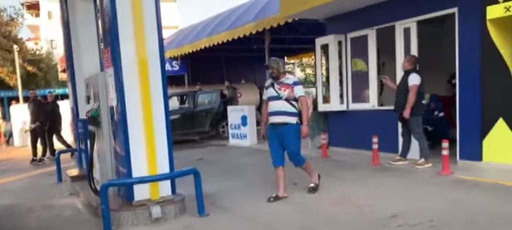 FOTOT / Sulm huligan me shkopa dhe leva ndaj punonjësve të një pike karburanti në Ksamil 3 punonj