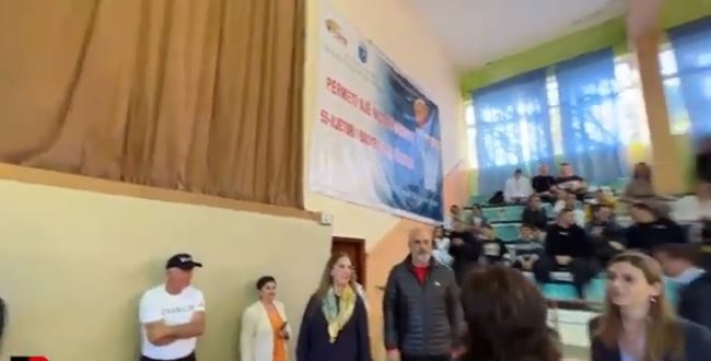Rama në pallatin e Sportit në Përmet. Muzhaqi fton fëmijët: Ejani luani me kryeministrin rama12