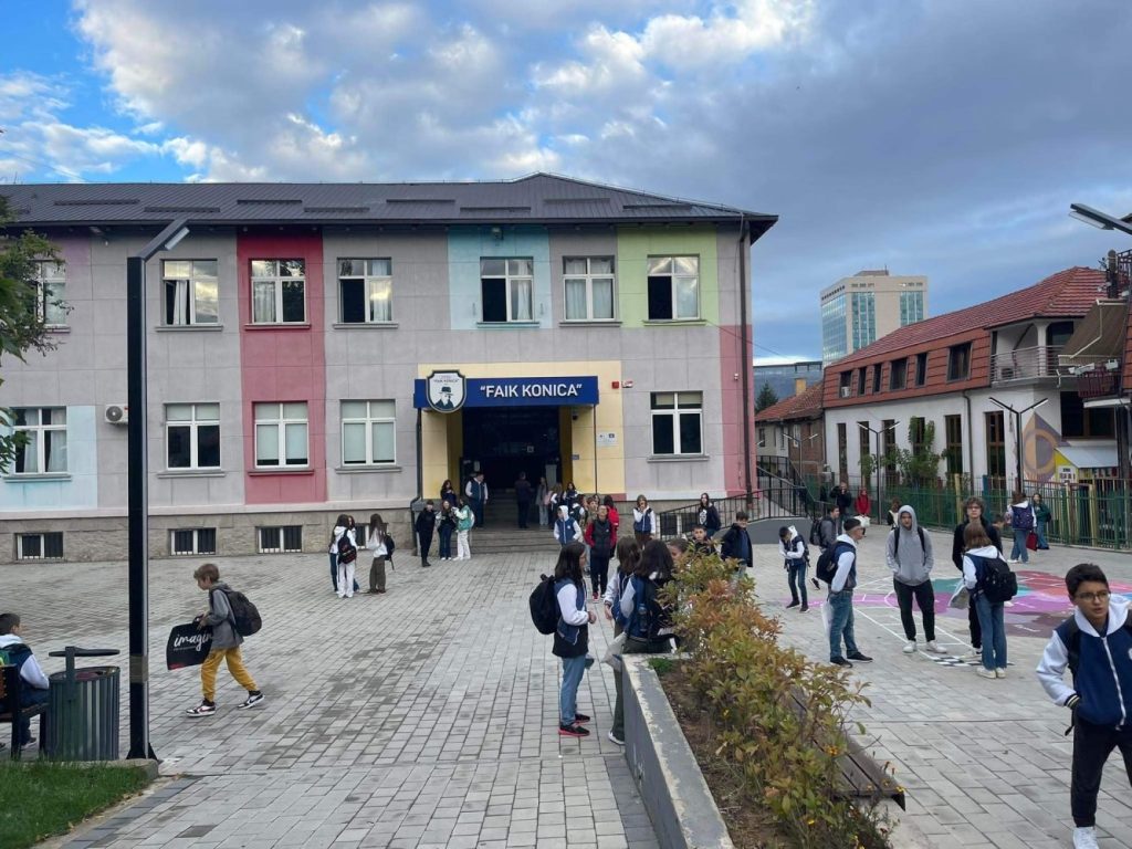 Nis mësimi në Kosovë, pas pesë javëve grevë received 1155013348703512 1333x1000 1