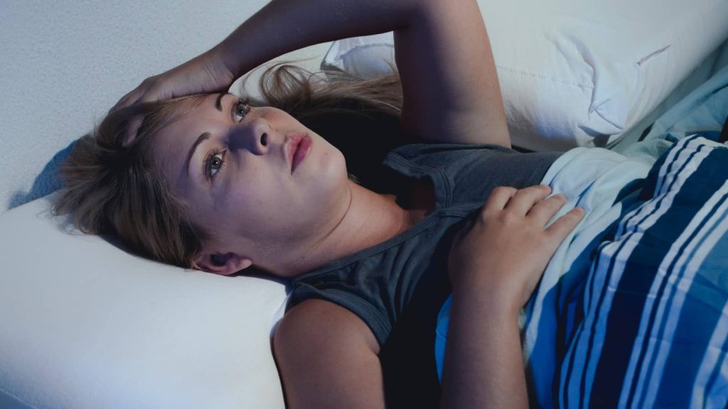 A mund t’ju ndihmojë metoda e frymëmarrjes 4-7-8 të flini më mirë? sleep jerks