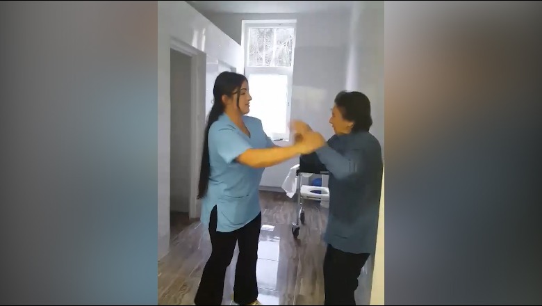 Infermierja dhunon pa mëshirë të moshuarën në azil, koleget e filmojnë dhe qeshin(VIDEO) 1667398905 WATERMARKREPORTtv.00402320.Still011