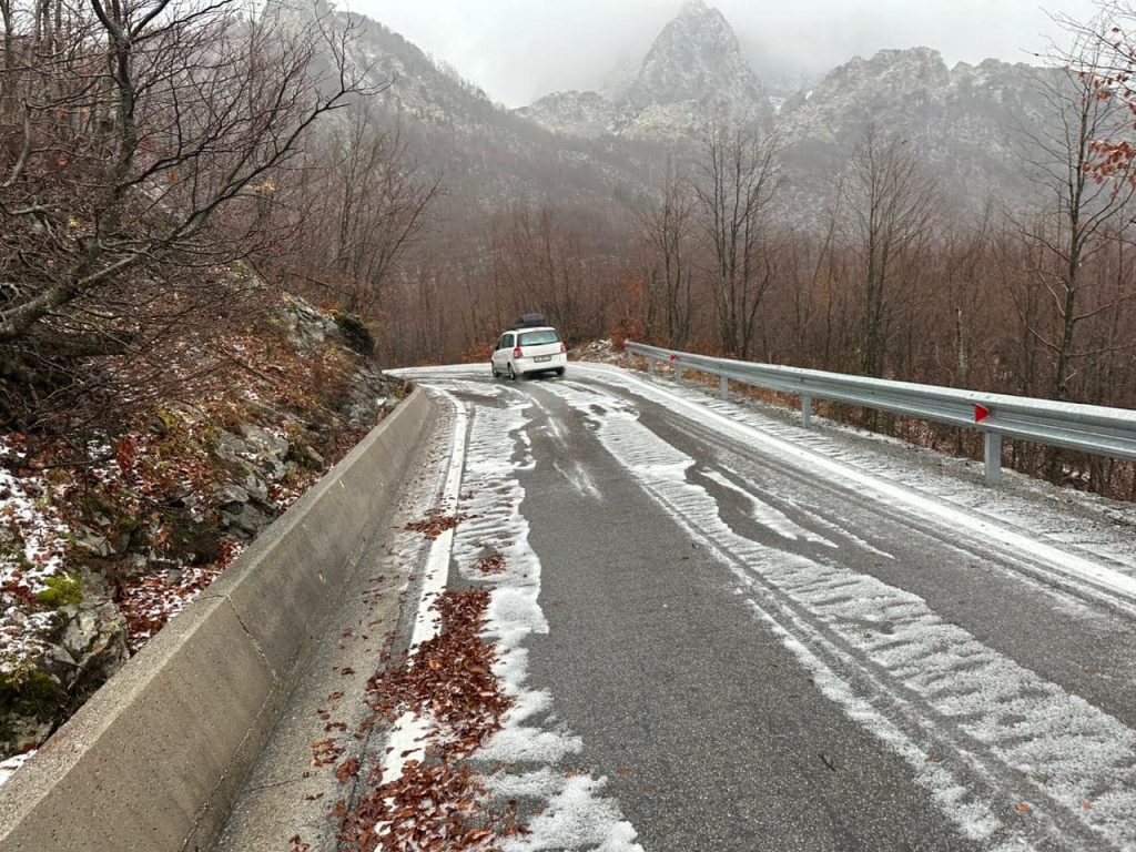 FOTO/ Bie bora e parë në vend, temperatura shënon 4°C. ARRSH: Qarkullimi pa probleme 315328894 1679571559104113 8536007563747755233 n