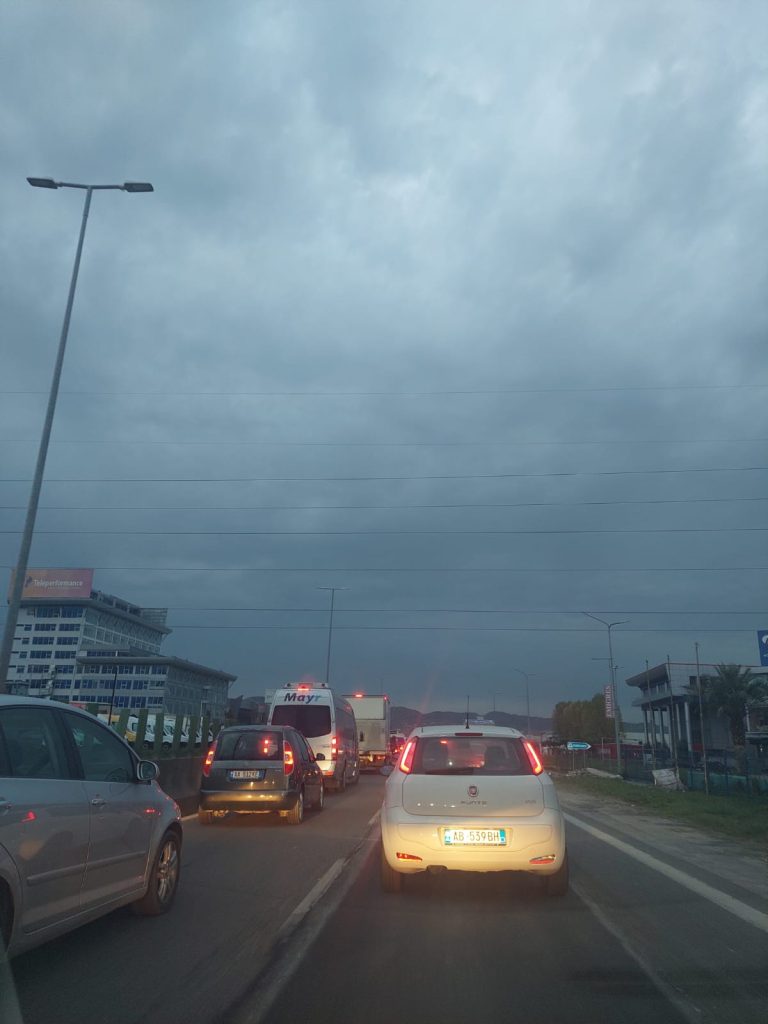 Trafik kilometrik në autostradën Tiranë-Durrës 2 3961db21 7dc5 4b98 ab8e 0efcd4ea697c
