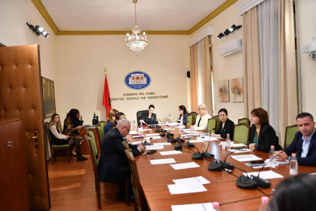 Muzhaqi çon në Komision shifrat buxhetore për rininë, Duma ndërpret seancën dëgjimore 1 555