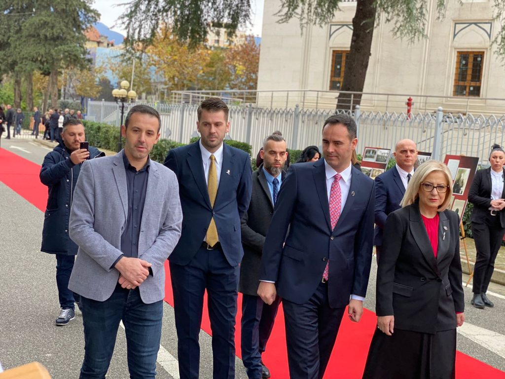 VIDEO/ Mbledhja e dy Kuvendeve, delegacioni i Kosovës pritet nga Lindita Nikolla 63832594b7122NIKOLLA