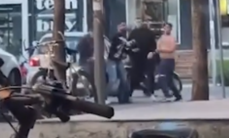 Video/ Kërcet grushti mes të rinjve në mes të Tiranës, as polici nuk i ndalon dot 800 0 636a78eddd5e2