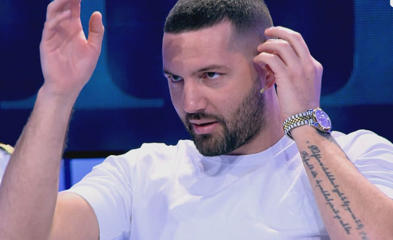 “Je gay ose s’ke…”/ Plas keq në emision, Arjan Konomi “përplaset” me Petron në “Për’puthen” 800 0 63864c6388434