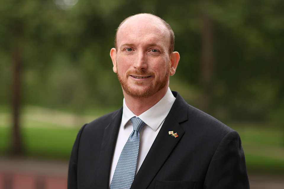 Ambasadori britanik mesazh shqiptarëve që shkojnë me gomone në Angli Alastair King Smit